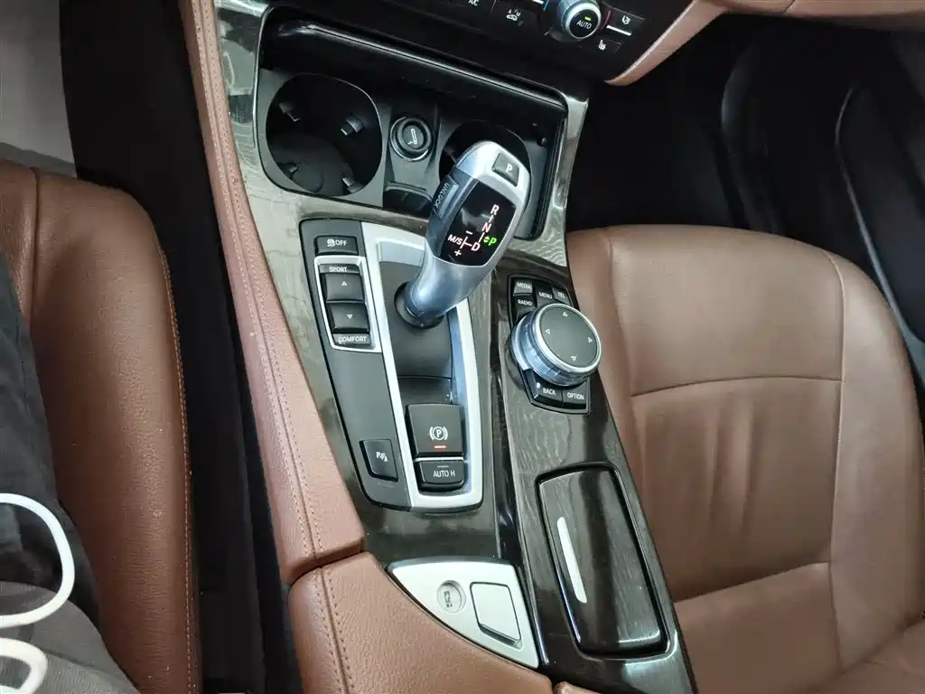 BMW 5 Series 2016 — фото 10