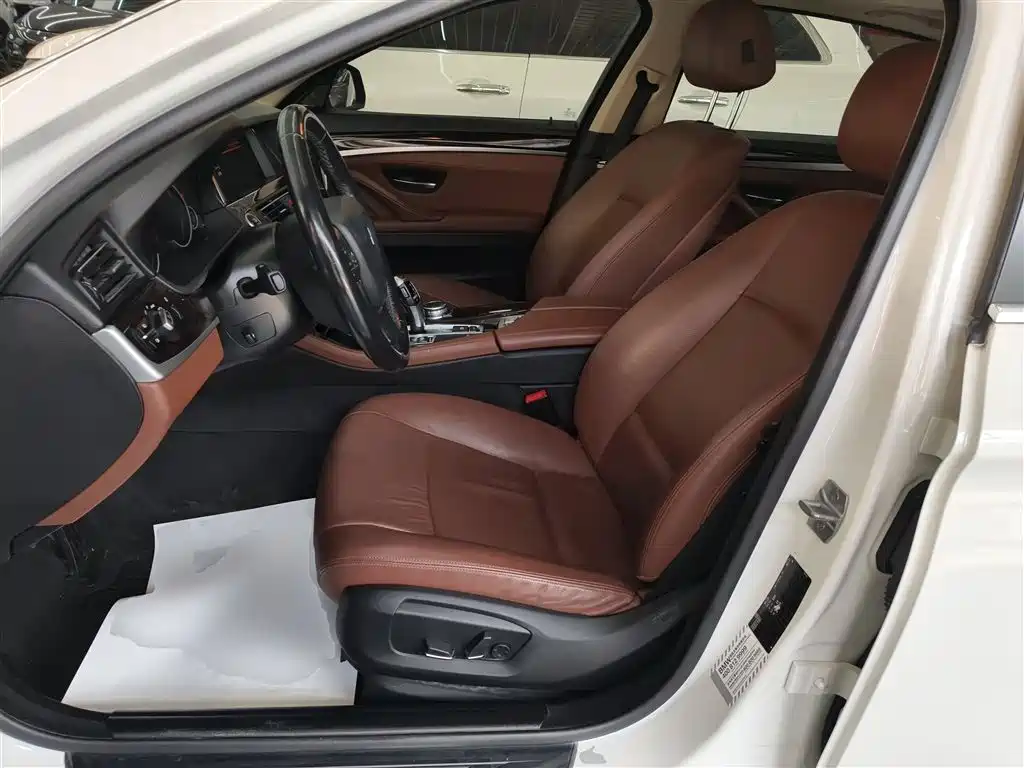 BMW 5 Series 2016 — фото 11