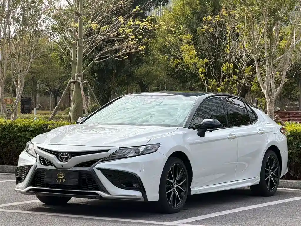 Toyota Camry 2022 — фото 1