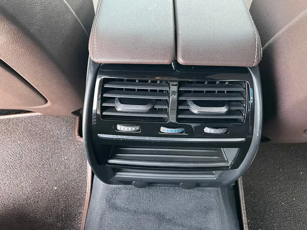 BMW 5 Series 2019 — фото 12