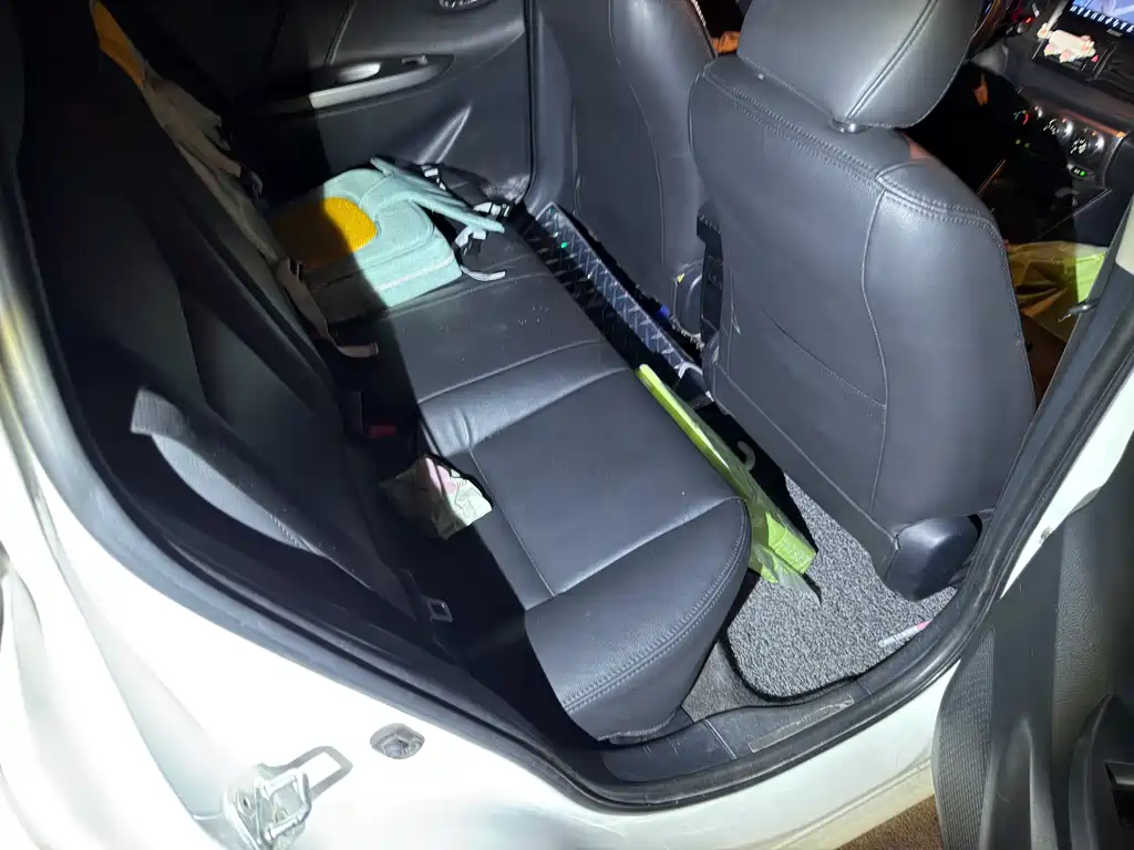 Toyota Yaris L 2015 — фото 8