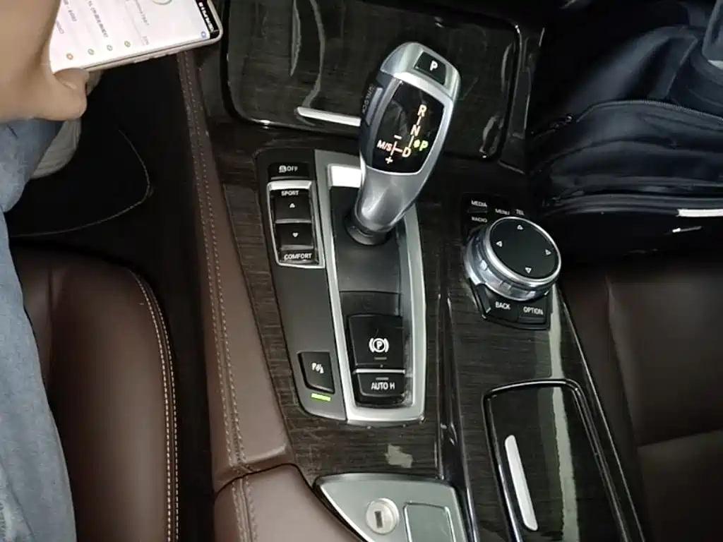 BMW 5 Series 2017 — фото 14