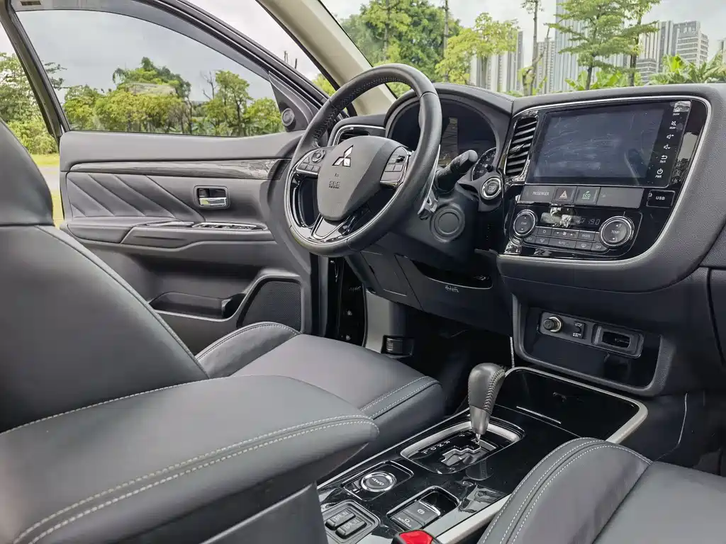 Mitsubishi Outlander 2020 — фото 10
