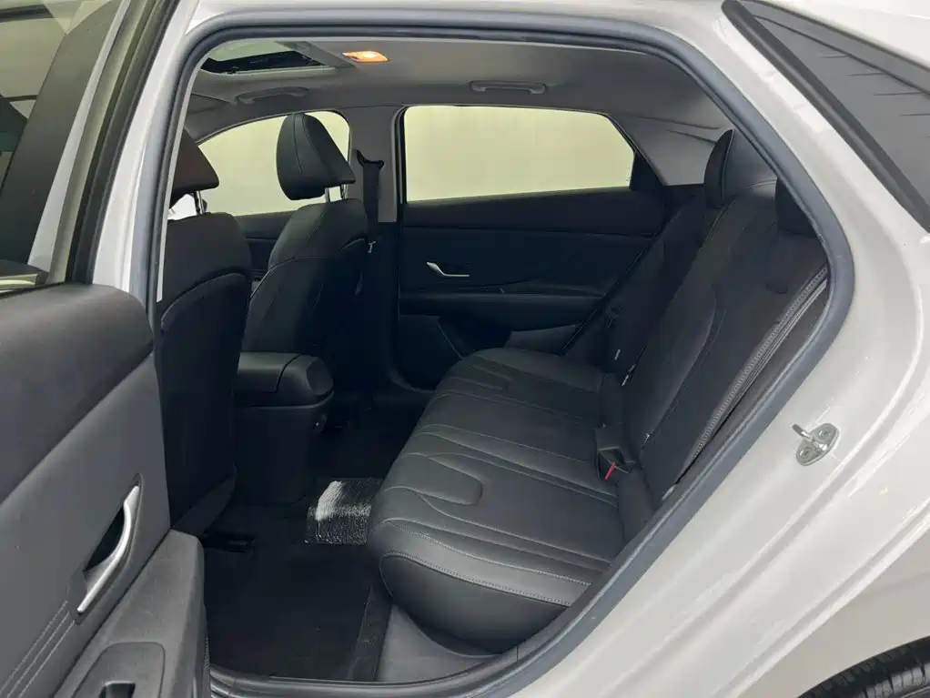 Hyundai Elantra 2022 — фото 11