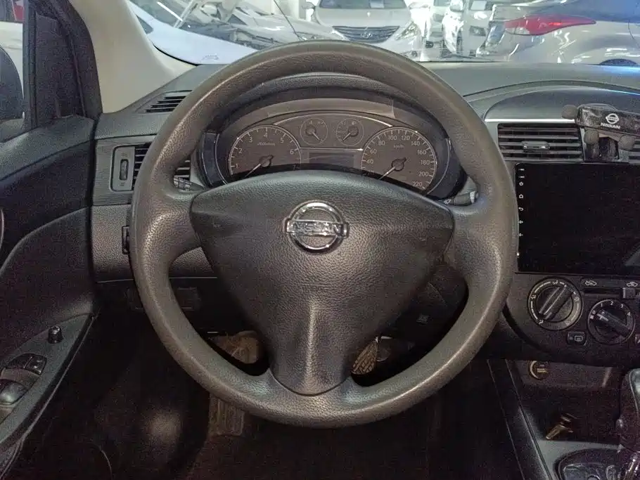 Nissan Tiida 2013 — фото 15