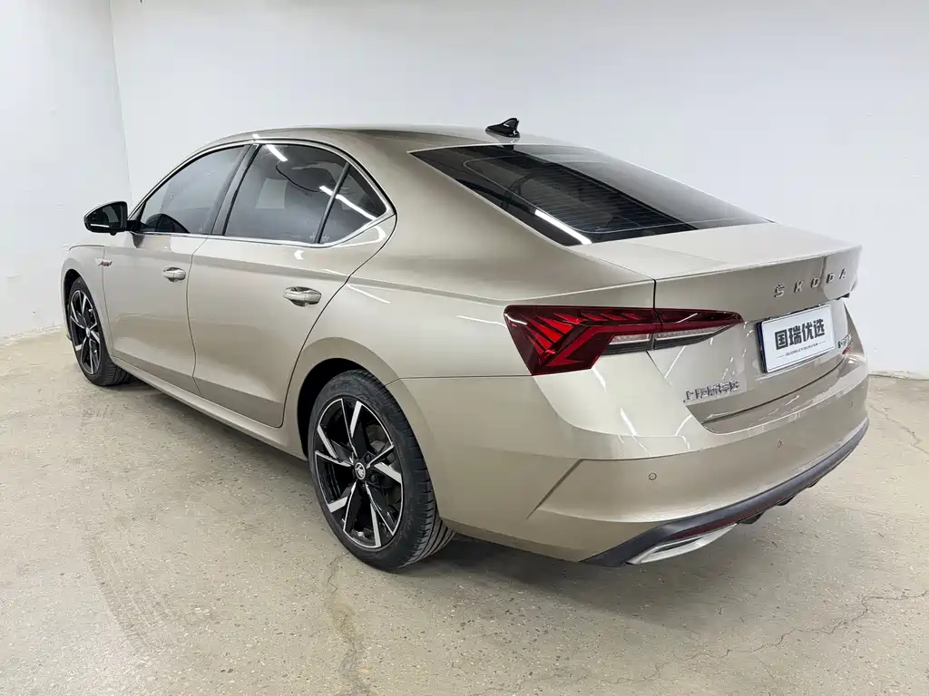 Skoda Octavia 2022 — фото 6