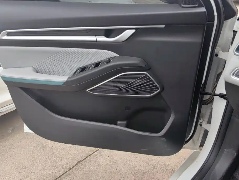 Geely Emgrand 2024