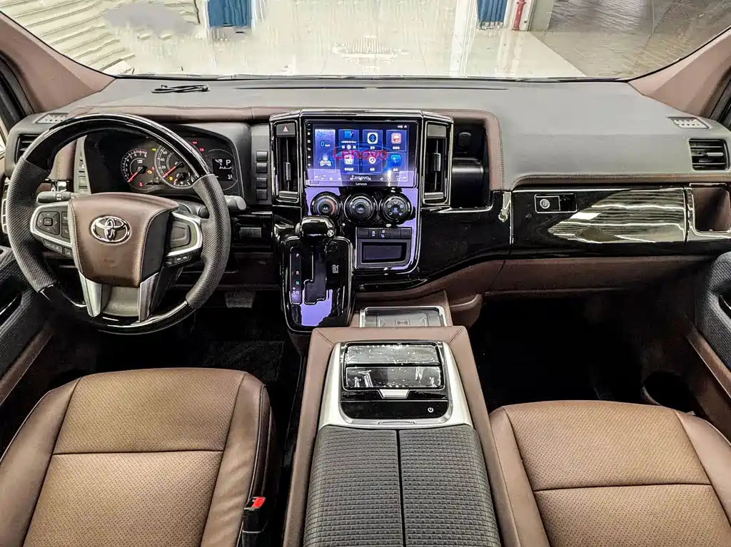 Toyota Hiace — фото 12
