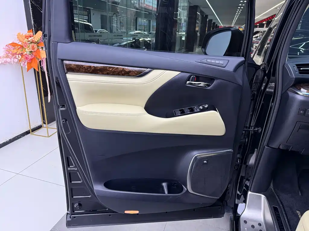 Toyota Alphard 2022 — фото 14
