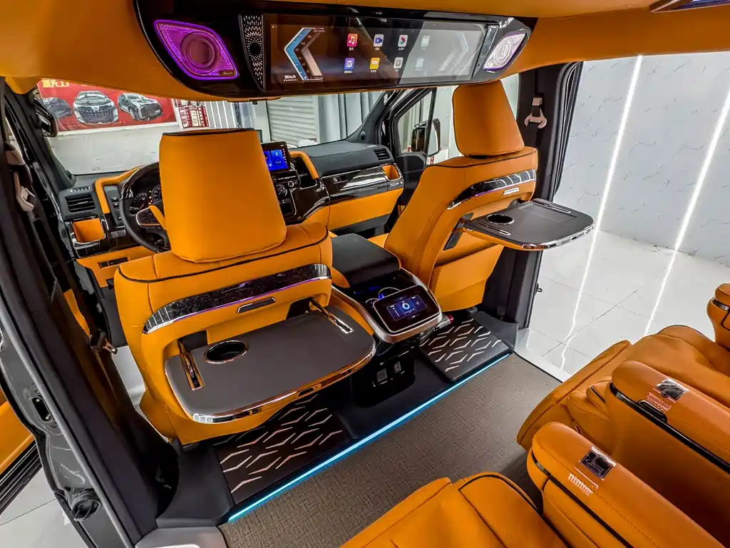 Toyota Hiace — фото 12