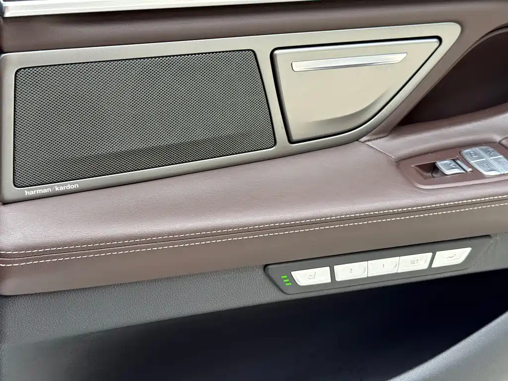 BMW 7 Series 2017 — фото 13