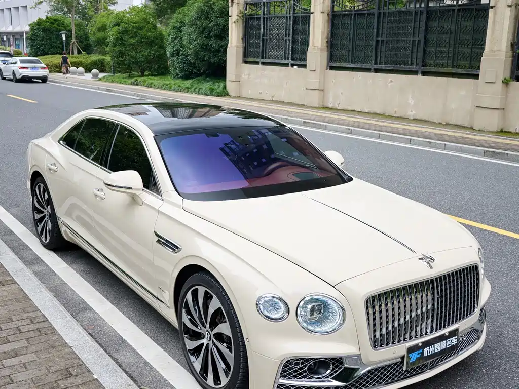 Bentley Flying Spur 2023 — фото 12