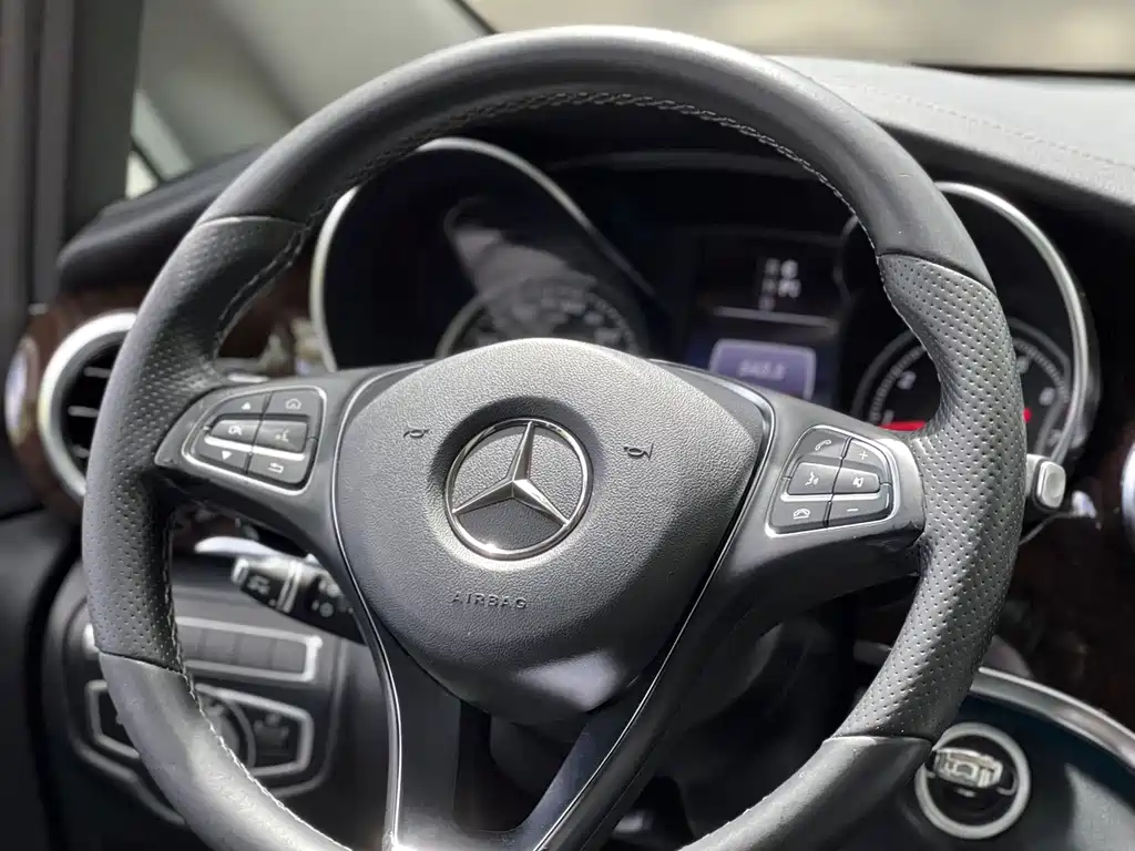 Mercedes-Benz V-Class 2018 — фото 13