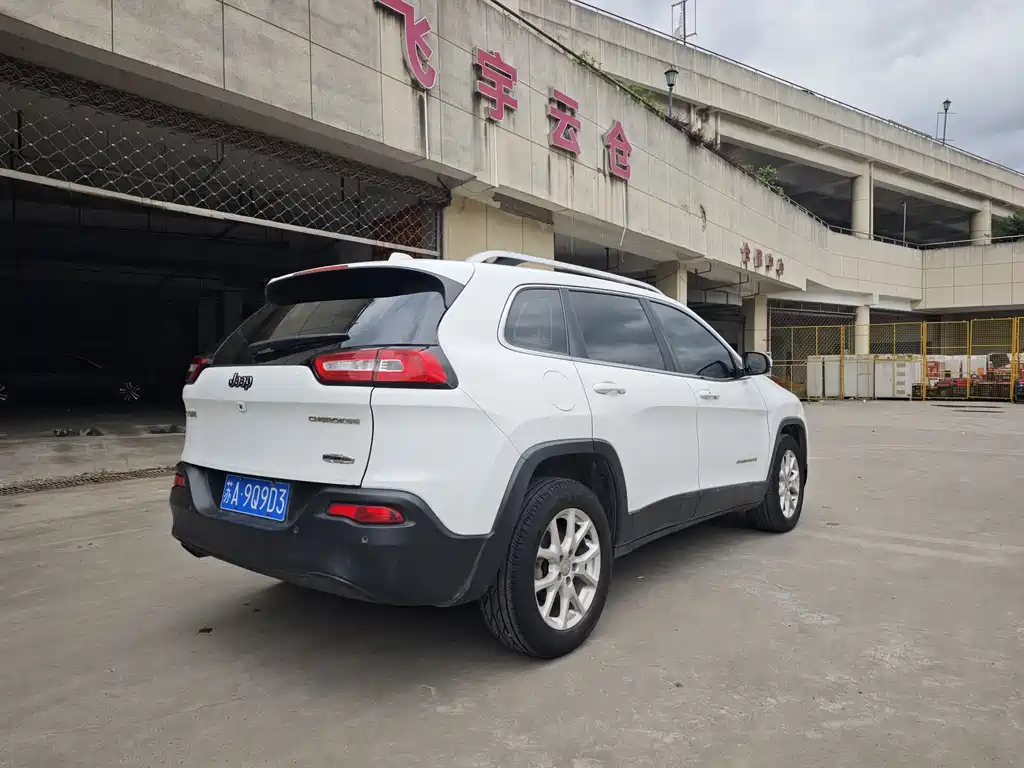 Jeep Cherokee 2016 — фото 16
