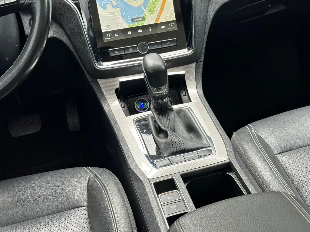 Roewe RX5 New Energy 2018 — фото 13