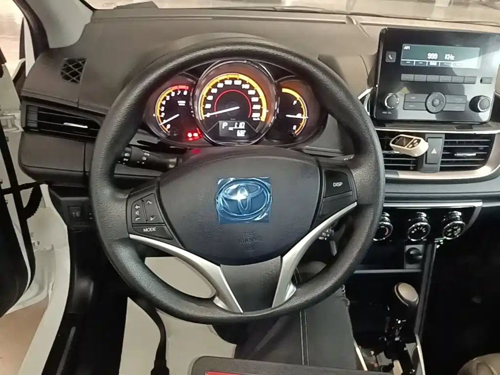 Toyota Yaris L 2023 — фото 11
