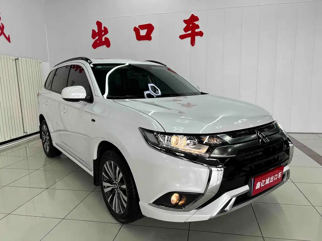 Mitsubishi Outlander 2022 — фото 3