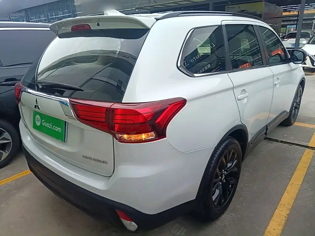 Mitsubishi Outlander 2018 — фото 7