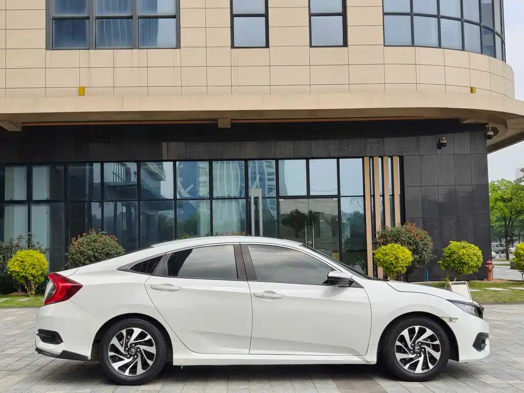 Honda Civic 2018 — фото 12