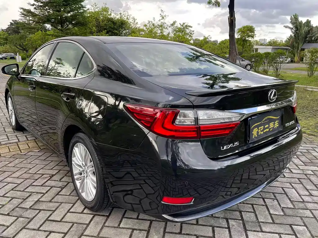 Lexus ES 2015 — фото 12