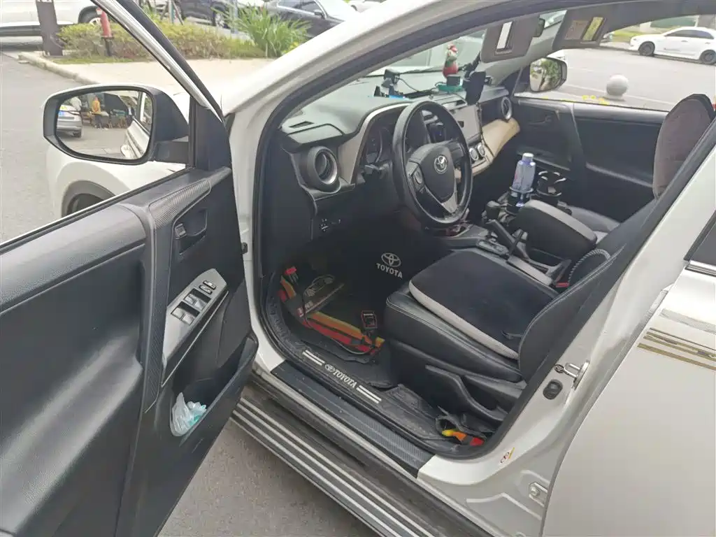 Toyota RAV4 2018 — фото 16