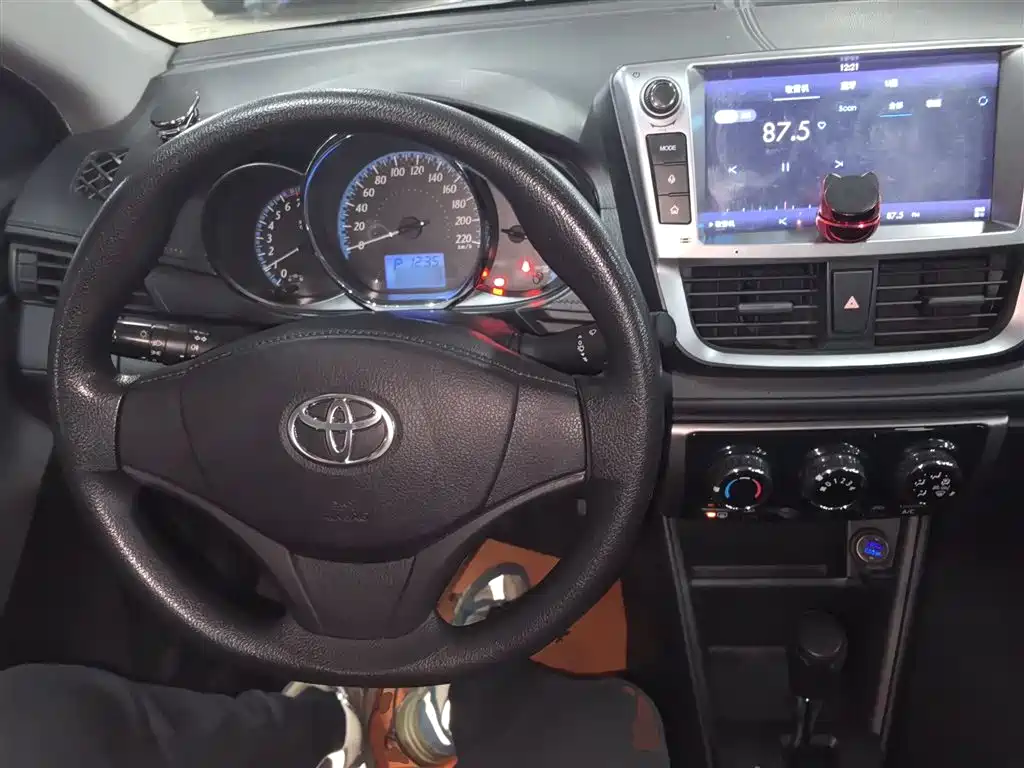 Toyota Yaris L 2018 — фото 10