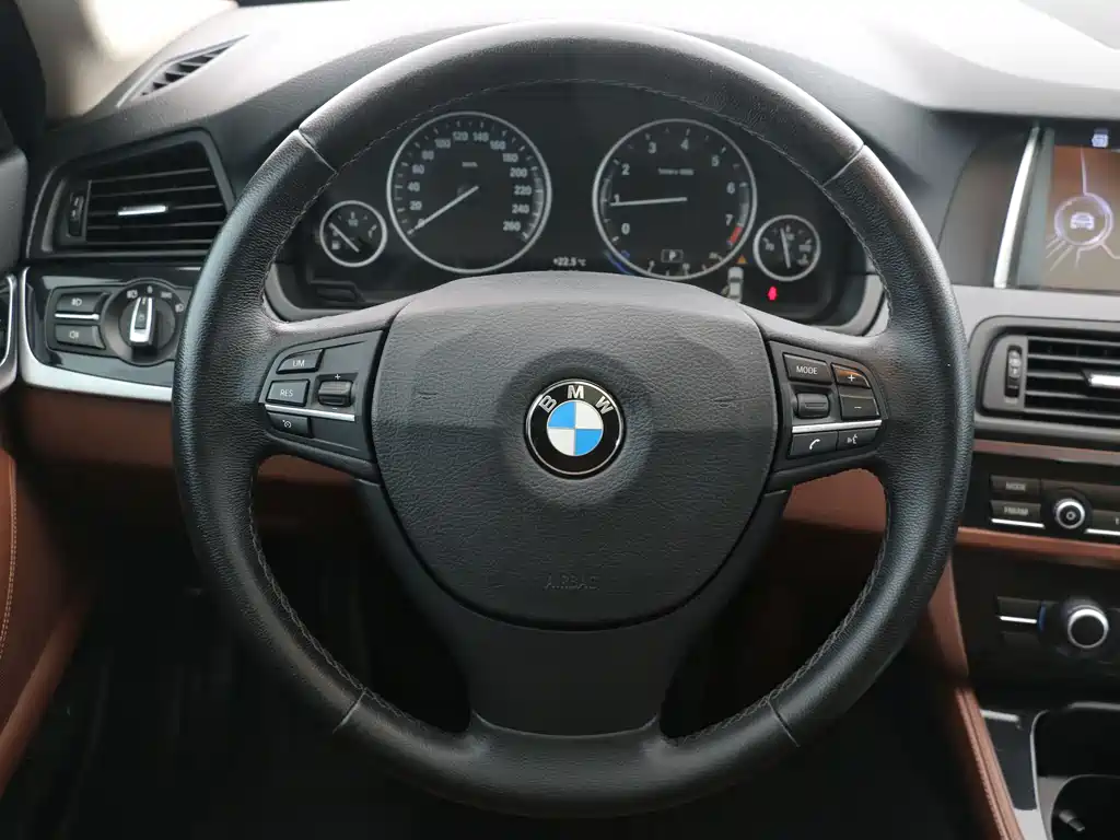 BMW 5 Series 2015 — фото 14