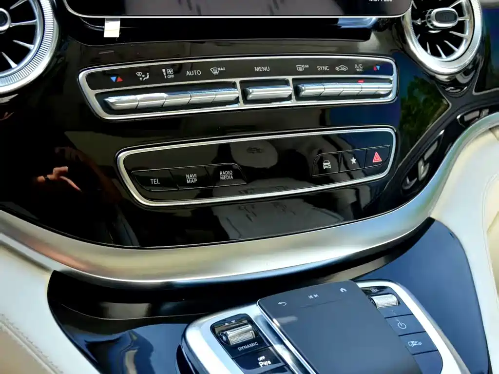 Mercedes-Benz V-Class 2023 — фото 13