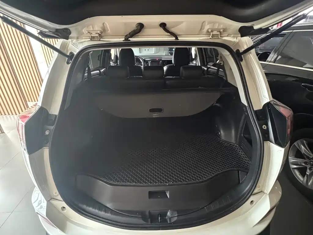 Toyota RAV4 2017 — фото 15