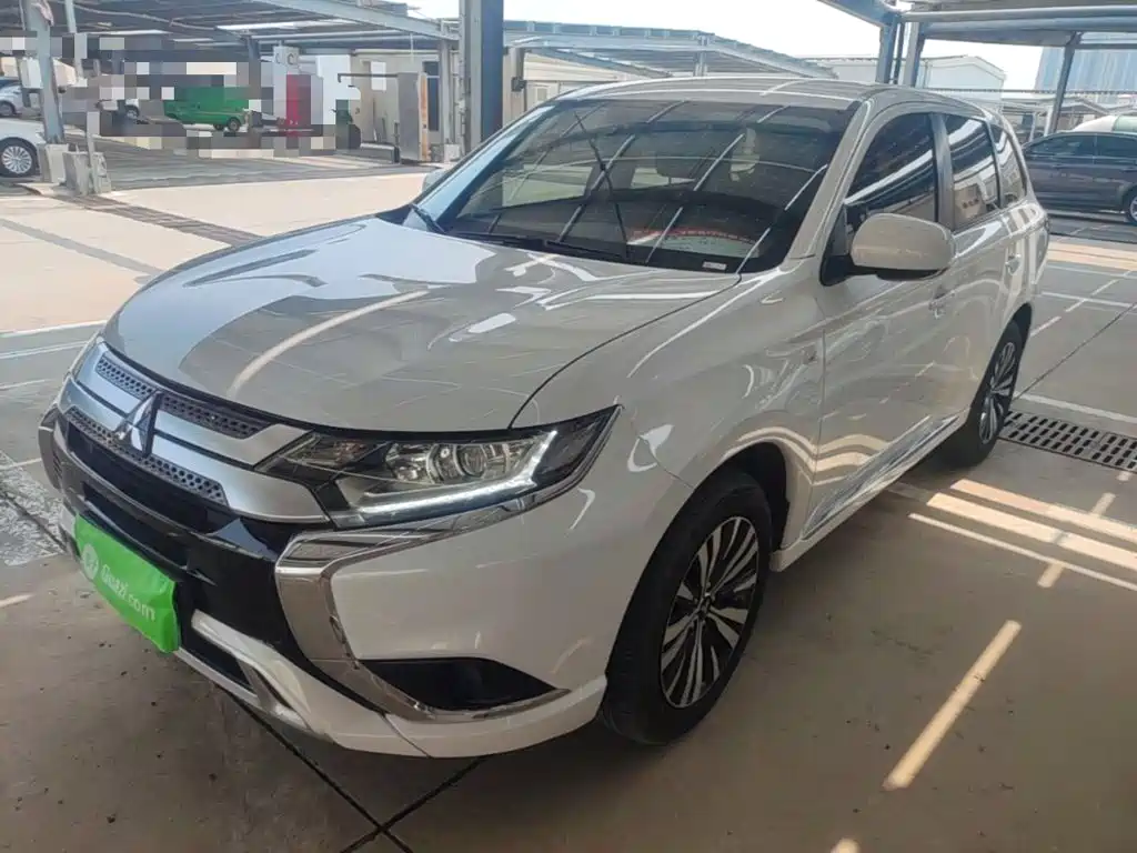 Mitsubishi Outlander 2021 — фото 1