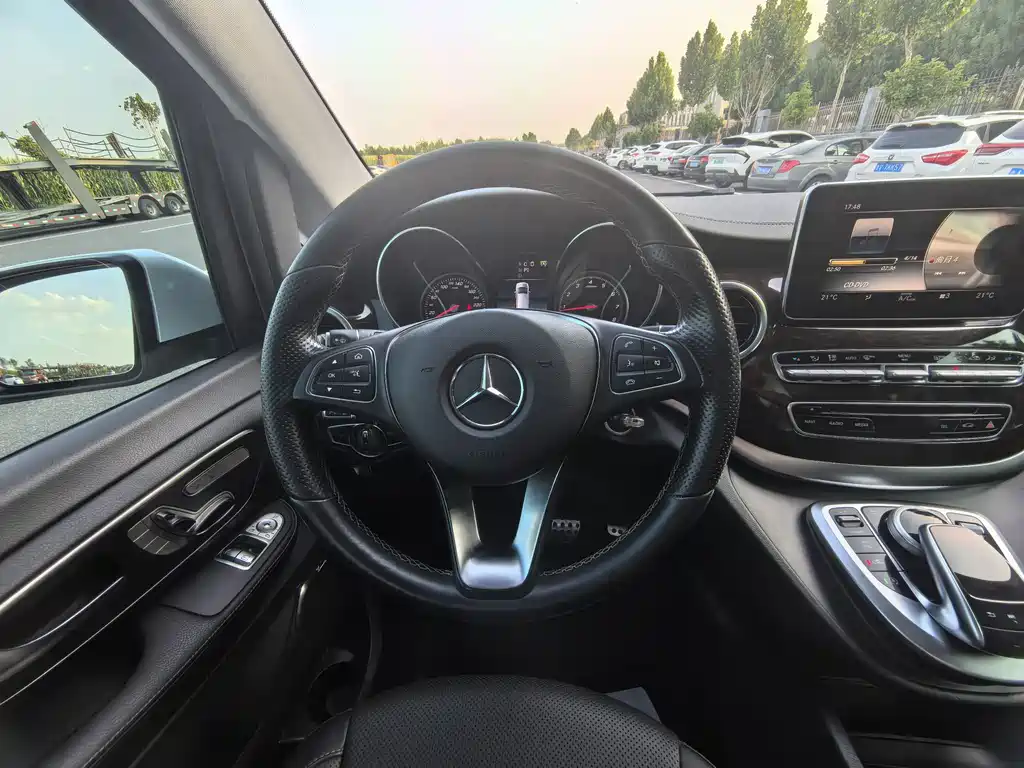 Mercedes-Benz V-Class 2018 — фото 18