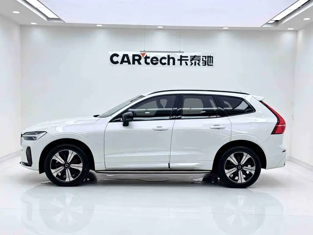 Volvo XC60 2023 — фото 8