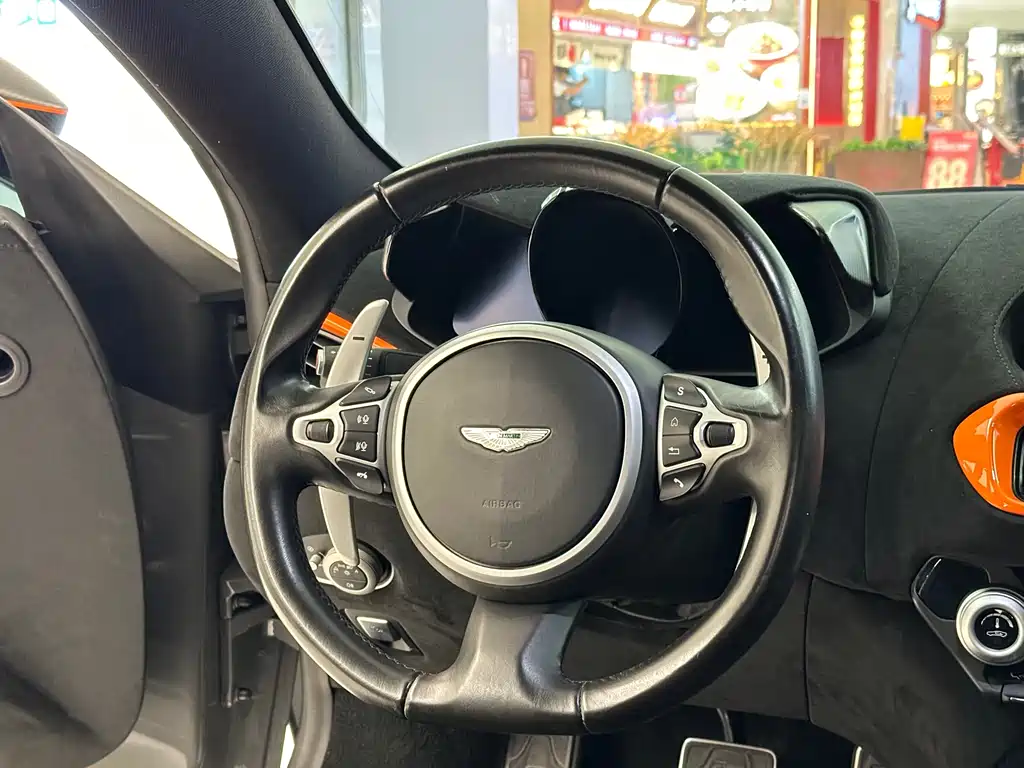 Aston Martin V8 Vantage 2019 — фото 15