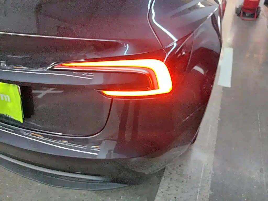 Tesla Model 3 2025 — фото 8