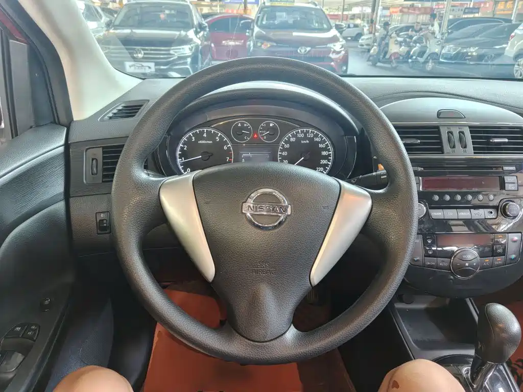 Nissan Tiida 2015 — фото 11