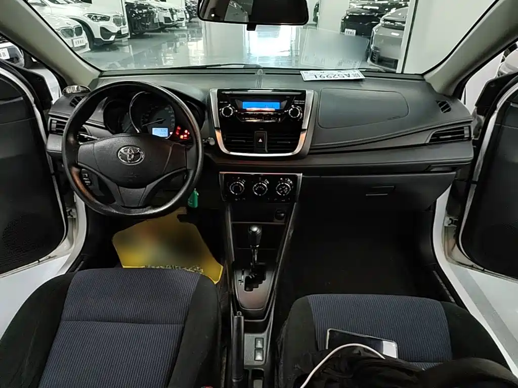 Toyota Yaris L 2017 — фото 10
