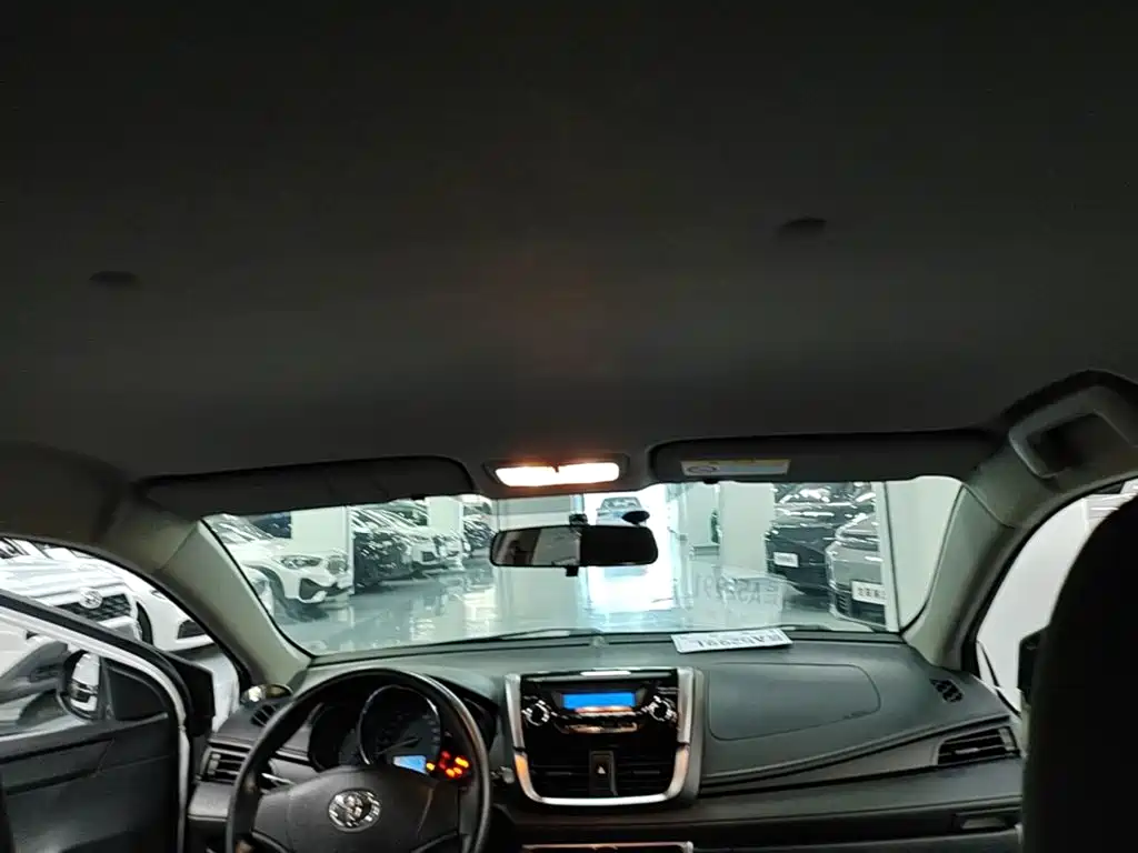 Toyota Yaris L 2017 — фото 18