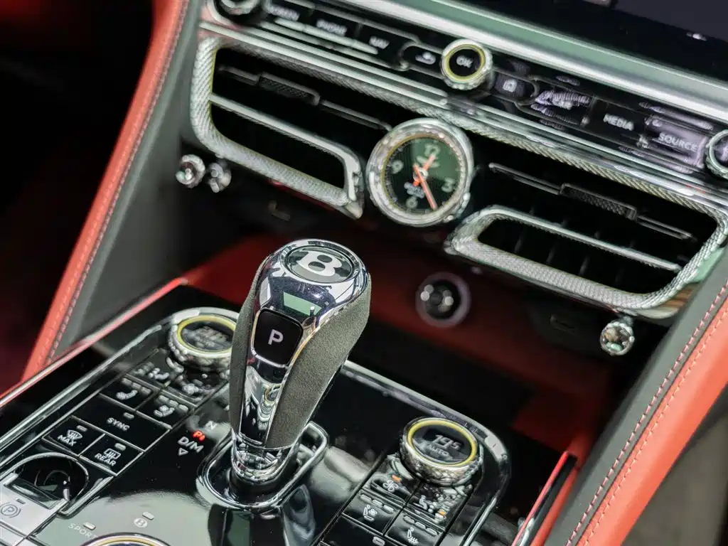Bentley Flying Spur 2024 — фото 24