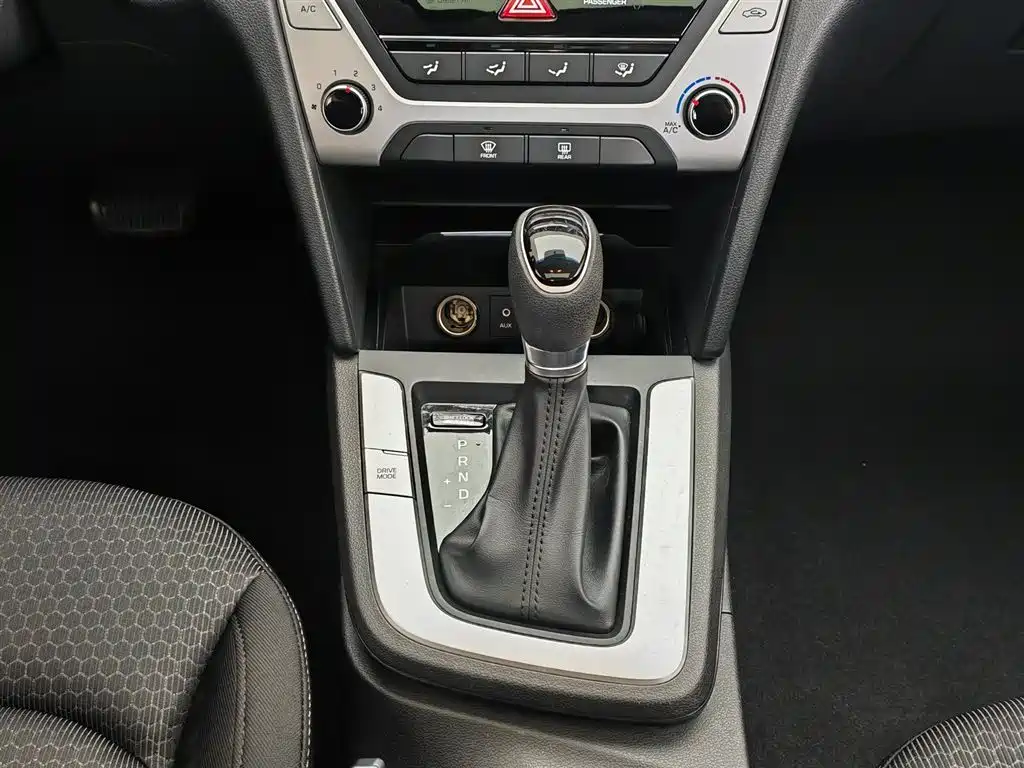 Hyundai Elantra 2018 — фото 13