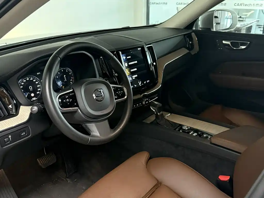 Volvo XC60 2020 — фото 13