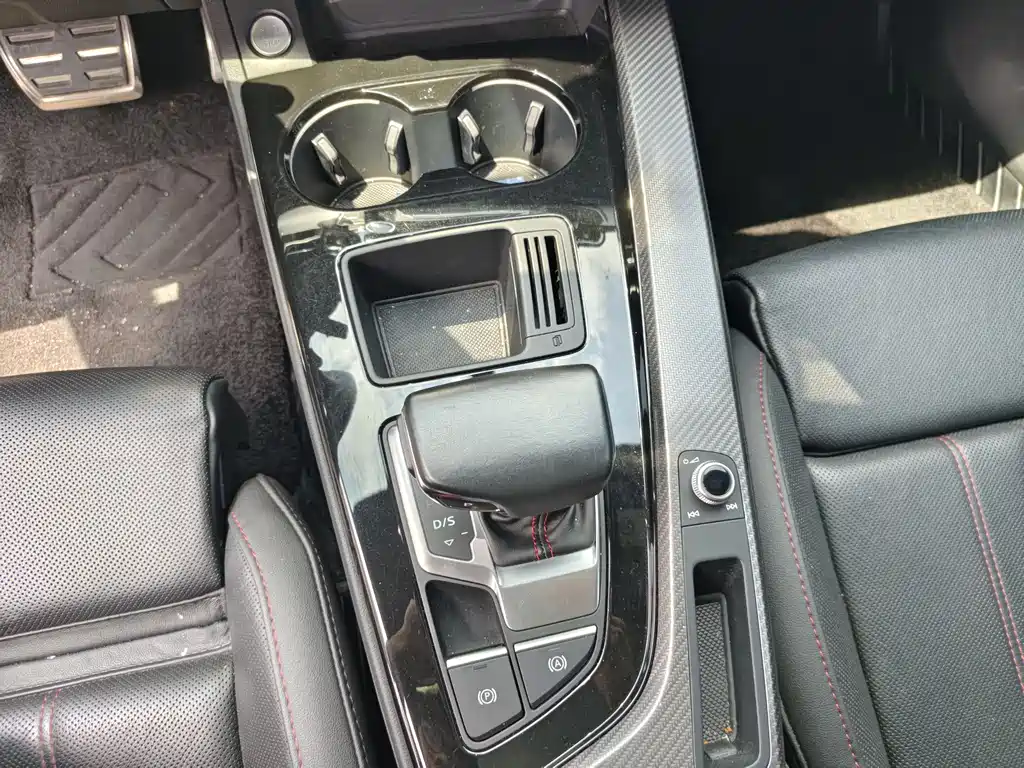 Audi A4L 2022 — фото 10