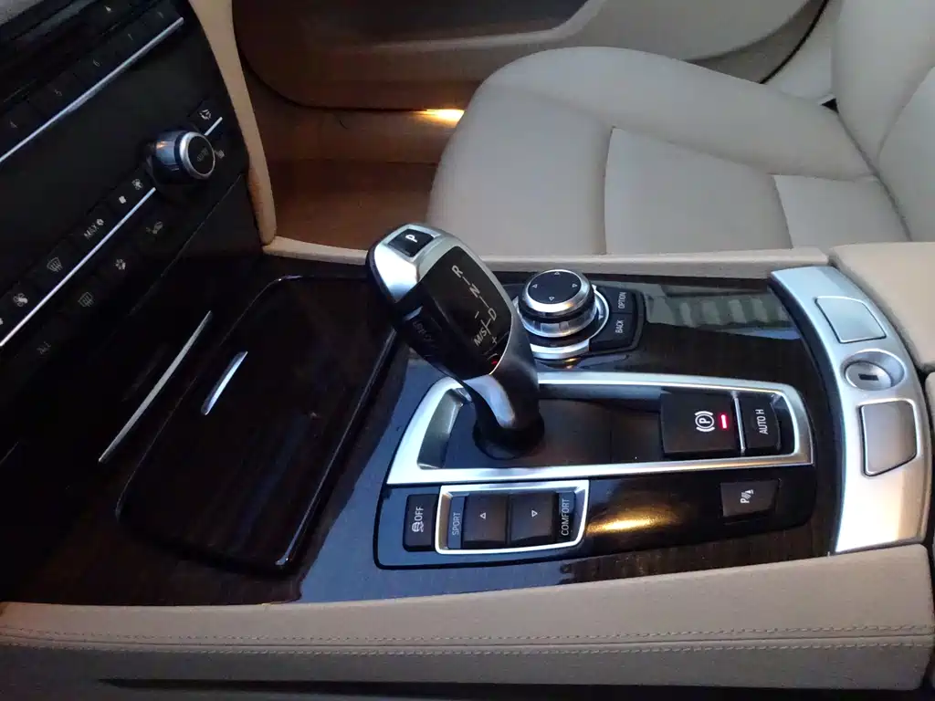 BMW 7 Series 2011 — фото 23