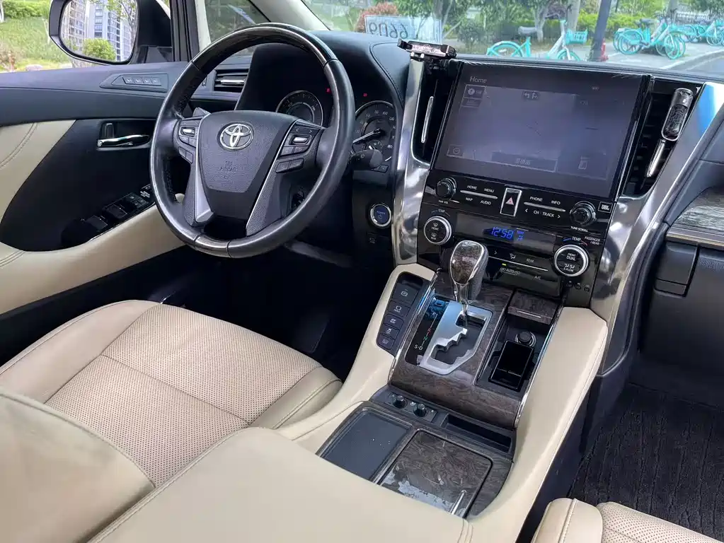Toyota Alphard 2023 — фото 15
