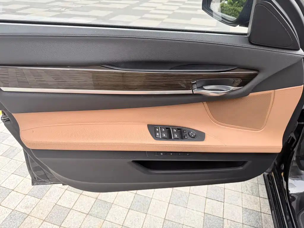 BMW 7 Series 2015 — фото 18