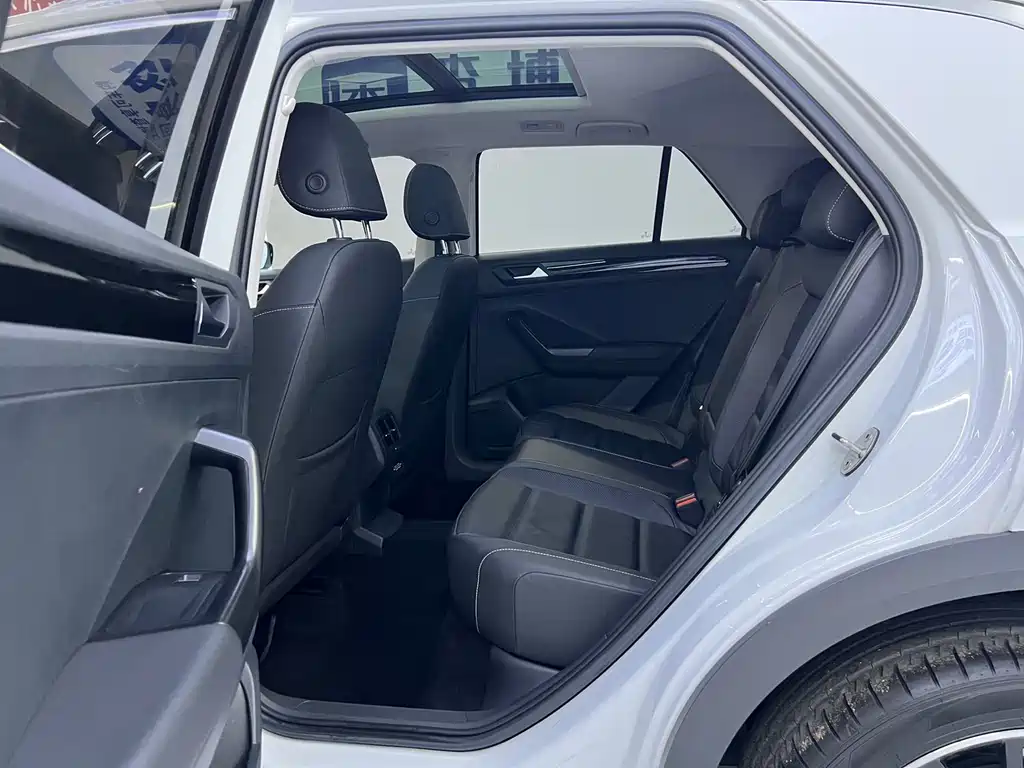 Volkswagen T-Roc 2023 — фото 13