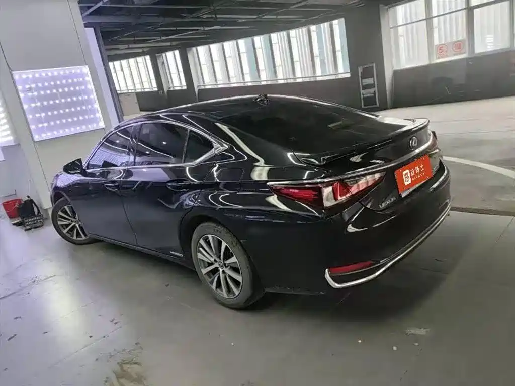 Lexus ES 2019 — фото 12