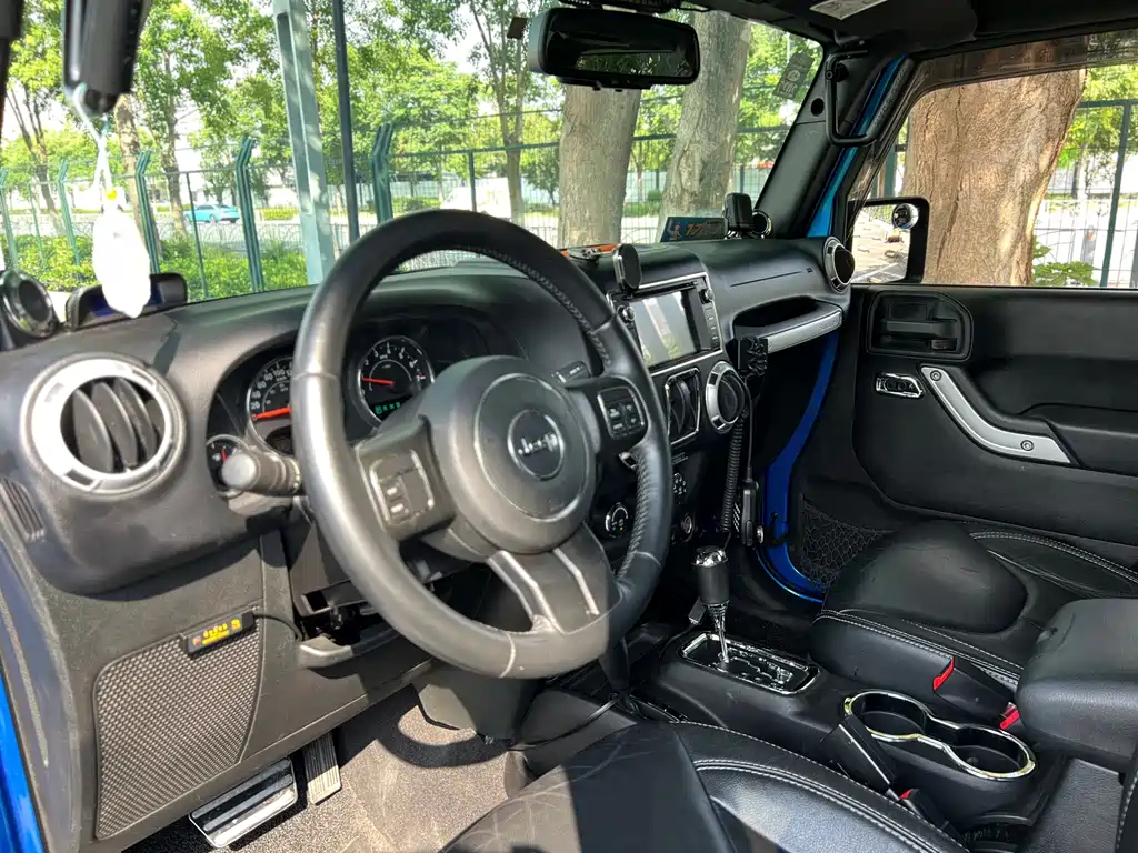 Jeep Wrangler 2015 — фото 9