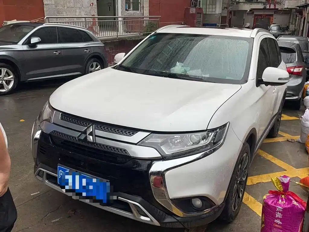 Mitsubishi Outlander 2020 — фото 1