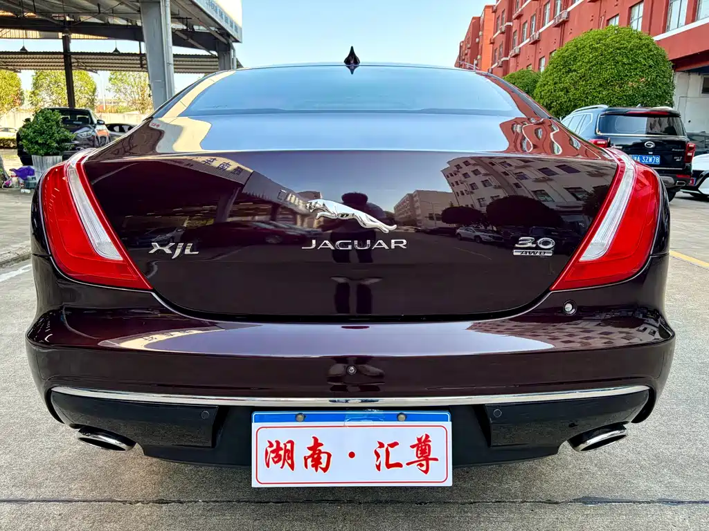 Jaguar XJ 2018 — фото 18