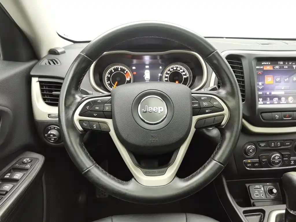 Jeep Cherokee 2019 — фото 11